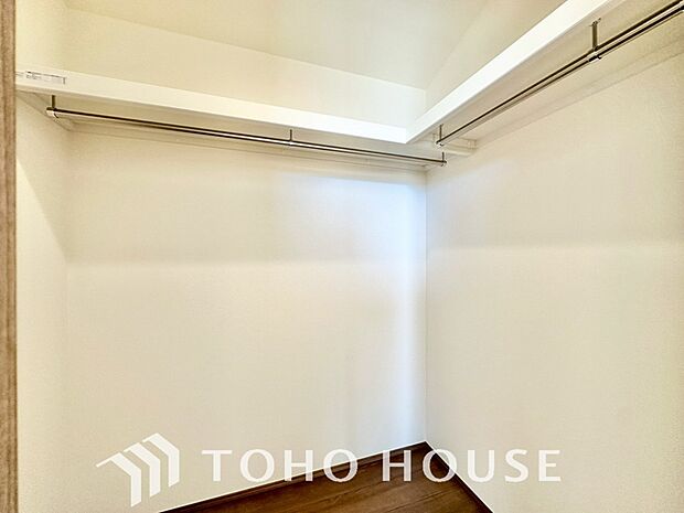 建物内部の収納には拘りました。共有部分に設けた収納。お荷物が多い方にも安心です。