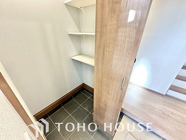 人を迎え入れる最初の場所だからこそ、清潔感が大事。ゆとりあるシューズインクロークも設置しました。