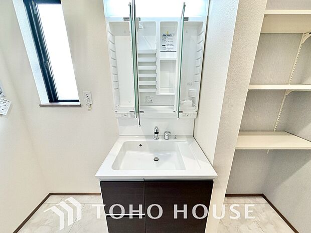 洗面台には三面鏡を採用。鏡の後ろに収納スペースを設ける事により洗面台周りもすっきりします。