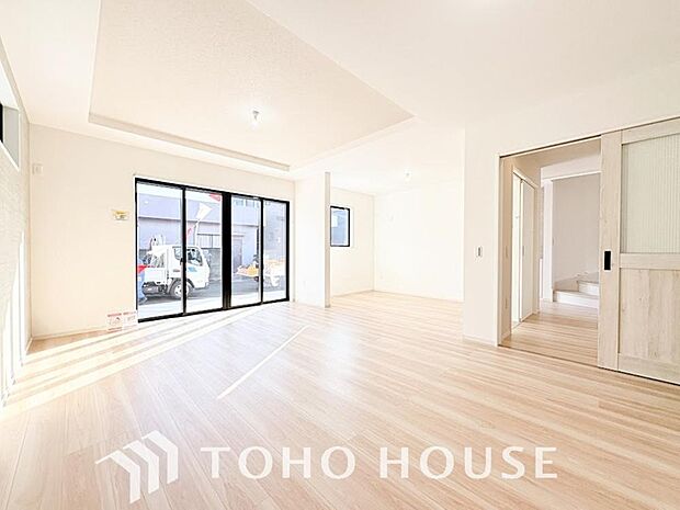 リビングも広く設け、訪れる人々を暖かく迎えてくれます。