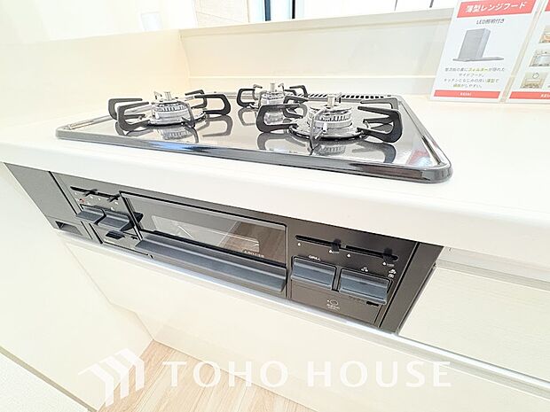 3口コンロは一度に複数のお料理を作ることができるメリットがあります。毎日のキッチンタイムを効率よく。