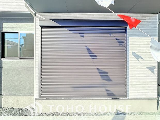 防犯機能のシャッターを完備しております。寒い冬でも中から開閉が可能ですのでラクラク便利。