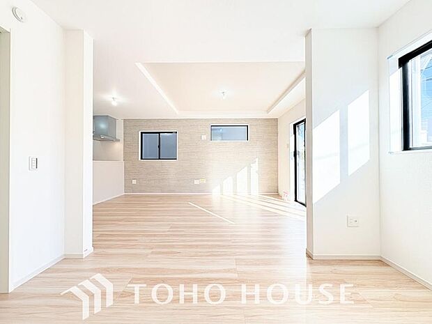 清潔感あるホワイトの壁紙と温もり溢れるカラーの床材が見事に調和した本邸宅。