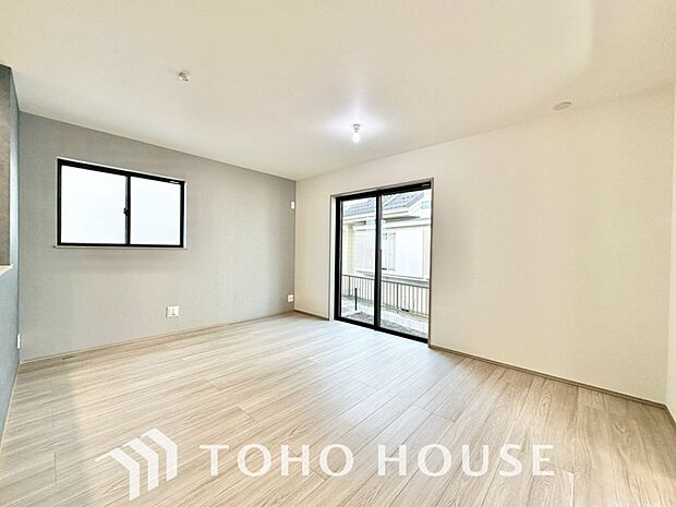 光が注がれる青い空から鮮やかに赤色にゆっくりと染まる。そんな優しい時間がここでは流れてゆく。