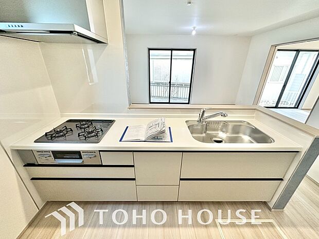 ご家族みんなで調理ができる位のスペースを実現したキッチン空間となっております。