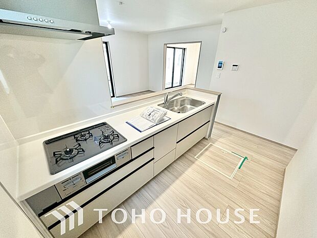 キッチンの収納は、デッドスペースになりやすい箇所を有効活用できる、スライド式収納を採用しました。