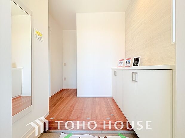 ゲストを招き、家族を迎える玄関は、ディスプレイや照明にこだわってみてはいかがでしょうか。