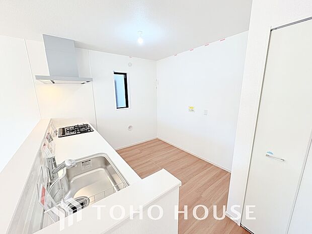 キッチンの収納は、デッドスペースになりやすい箇所を有効活用できる、スライド式収納を採用しました。