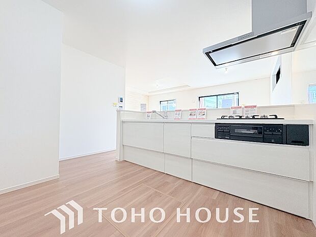 夫婦そろってキッチンに立っても調理がしやすく余裕の広さ。家事をしながら会話も弾みます。