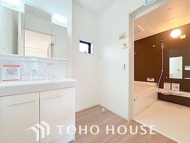 お家の中でも特にプライベートスペースとなる洗面所は、洗濯場所と浴室を同じ空間でまとめております。