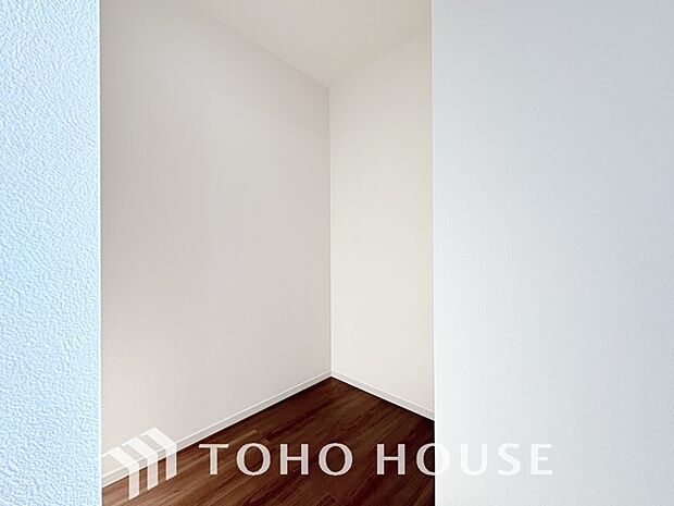 季節物の衣類もスッキリ収納できるウォークインクロゼットのある住まいで収納上手な生活を。