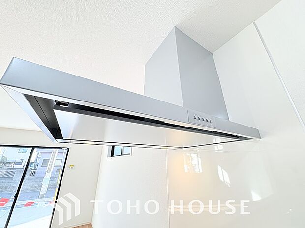 昨今主流のスリムタイプのレンジフード。スタイリッシュな見た目からインテリアとしても人気がある型です。