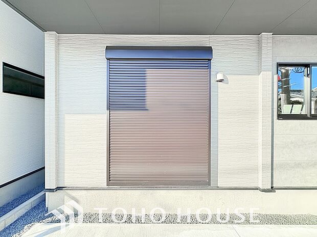 戸建にも防犯機能のシャッターを完備しております。寒い冬でも中から開閉が可能ですのでラクラクな所も便利です。