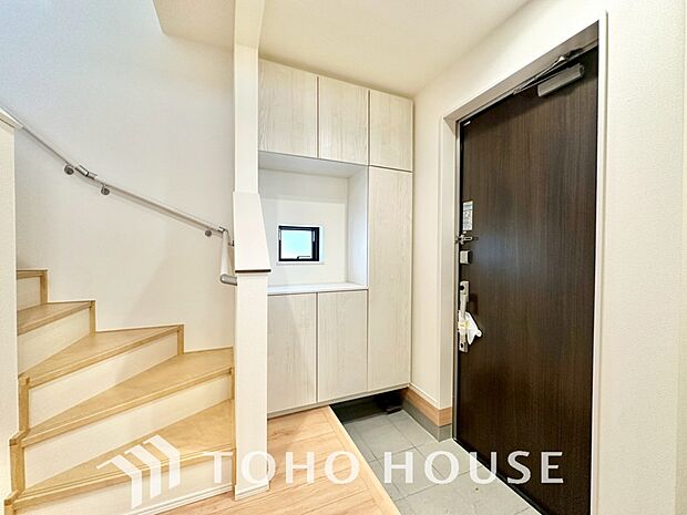 人を迎え入れる最初の場所だからこそ、清潔感がある空間にして頂ける様シューズボックスを設置しました。