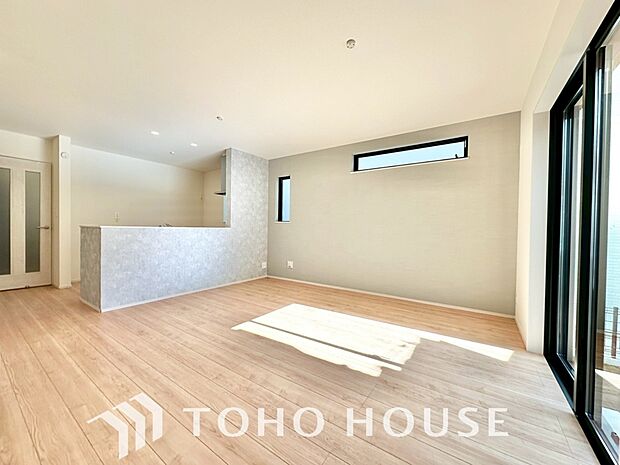 光が注がれる青い空から鮮やかに赤色にゆっくりと染まる。そんな優しい時間がここでは流れてゆく。