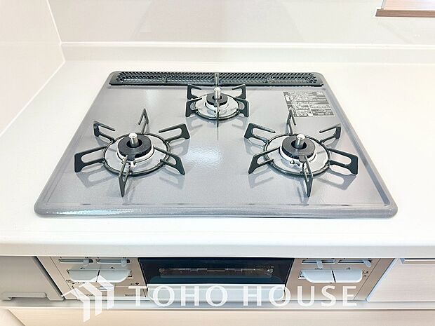 3口コンロは一度に複数のお料理を作ることができるメリットがあります。毎日のキッチンタイムを効率よく。