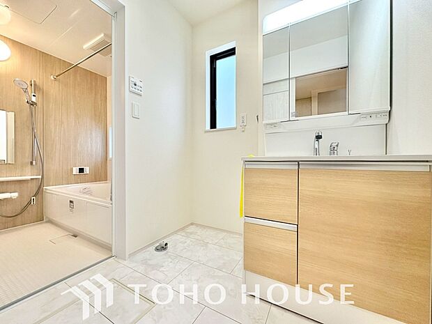 手で洗いたい大切な服など、広く使えると助かる洗面台は汚れの付きにくい形状と素材で造られております。