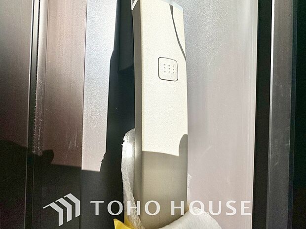 断熱仕様の玄関ドアを設け、夏は涼しく、冬は暖かい室内空間を演出しております。