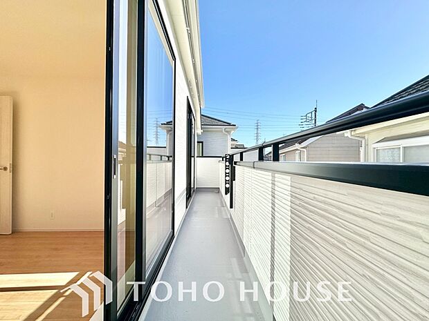 暖かい陽ざしが差込むバルコニーは、晴れた日には、洗濯物が良く乾きます。また、風通しも良好です。