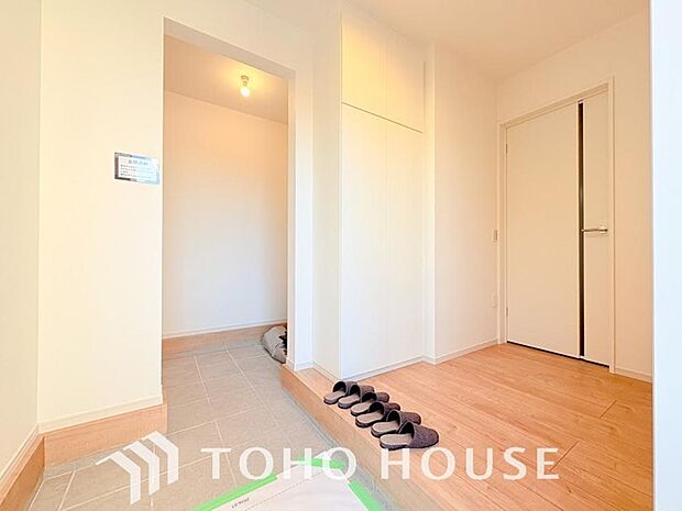 温かみのある色合いでデザインされた玄関は、優しい雰囲気です。帰りたくなる、安息の住まいです。