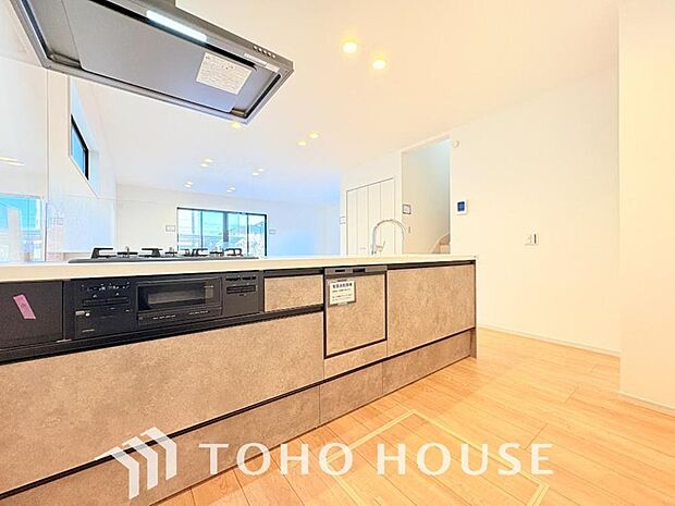 家族みんなでゆったりと調理や食事の準備ができる十分な広さを確保した、快適なキッチンスペース。