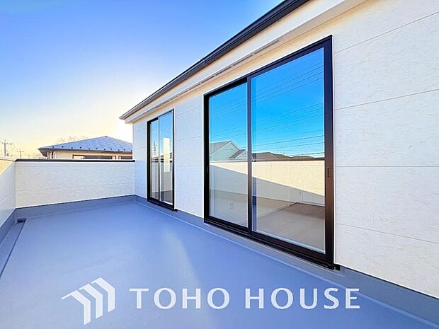 暖かい陽ざしが差込むバルコニー。晴れた日には、洗濯物が良く乾きます。風通しも良好です。