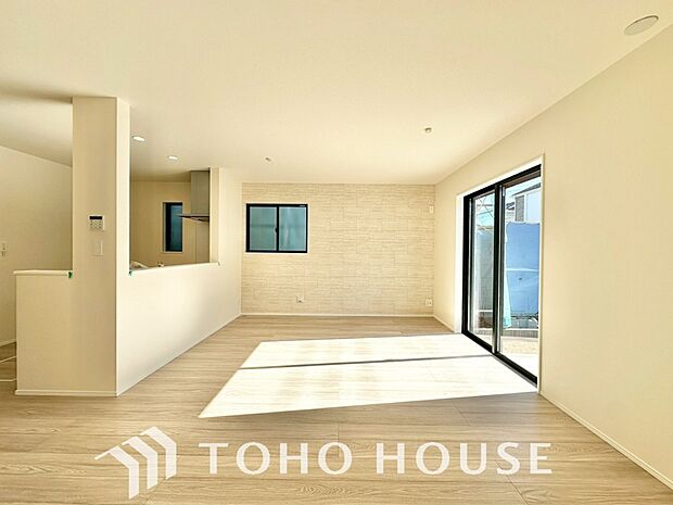 作り手の「気持ちの良いリビングでお過ごししていただきたい」という思いを感じさせます。