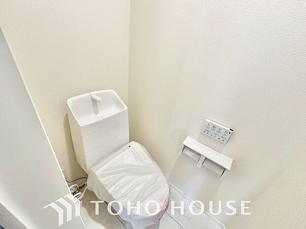 十分な広さと清潔感のあるカラーで纏まったおトイレ。時間に余裕とゆとりを持たせます。