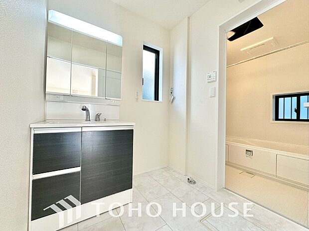 お家の中でも特にプライベートスペースとなる洗面所は、洗濯場所と浴室を同じ空間でまとめております。