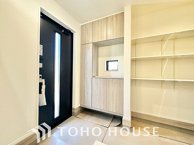 人を迎え入れる最初の場所だからこそ、清潔感が大事。ゆとりあるシューズインクロークも設置しました。