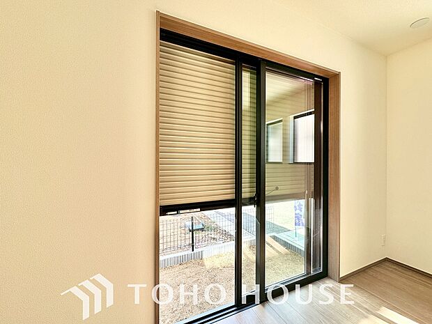 戸建にも防犯機能のシャッターを完備しております。寒い冬でも中から開閉がラクラクな所も便利です。