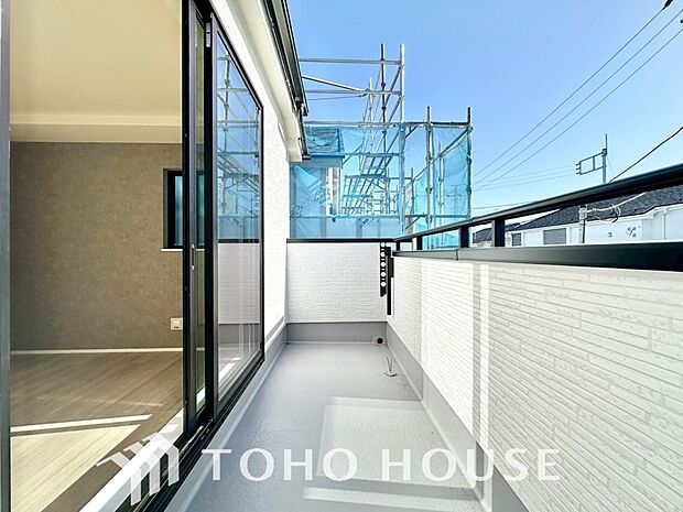 頬をなでる優しい風を感じることが出来るバルコニー。つい深呼吸をしたくなる気持ちの良い眺望です。