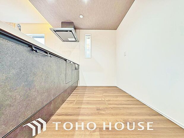 ご家族みんなで調理ができる位のスペースを実現したキッチン空間となっております。