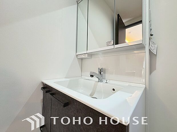 シンプルだからこそ使いやすい。スタンダードなデザインの洗面ボウルは清潔感あるオフホワイトです。