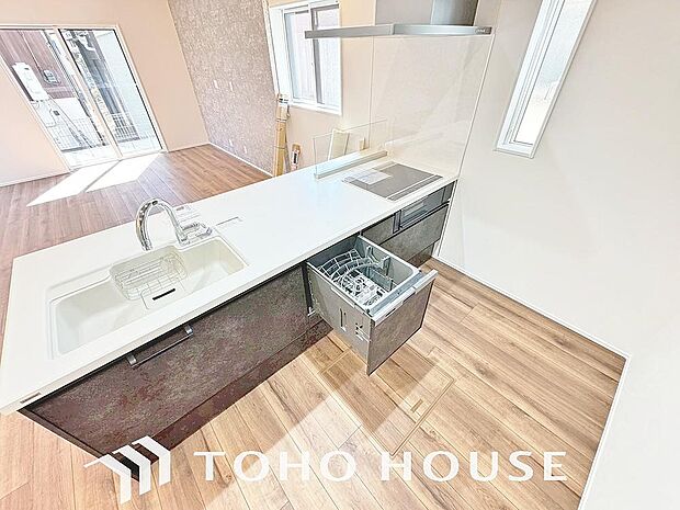 「ビルトインタイプ食器洗乾燥機」通常の手洗いでは使用出来ないほど高温のお湯や高圧水流を使うことにより汚れを効果的に落とすことができる。