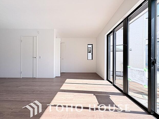 光と風があふれる開放的なリビングダイニングには自然と家族みんなが集まってきます。