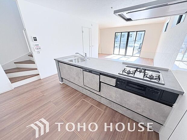 美しく使いやすいキッチン空間。優しい温もりを醸し出すキッチンは料理の為の配慮を随所に注ぎました。