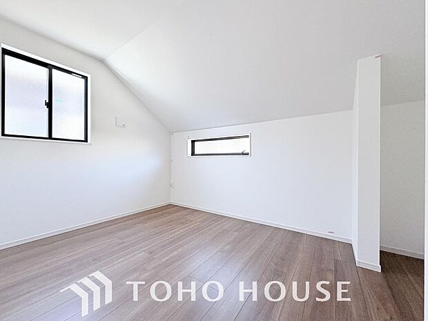 落ち着いたカラーの室内。インテリアやファブリックでお好みのテイストデザインを取り入れて頂けます。