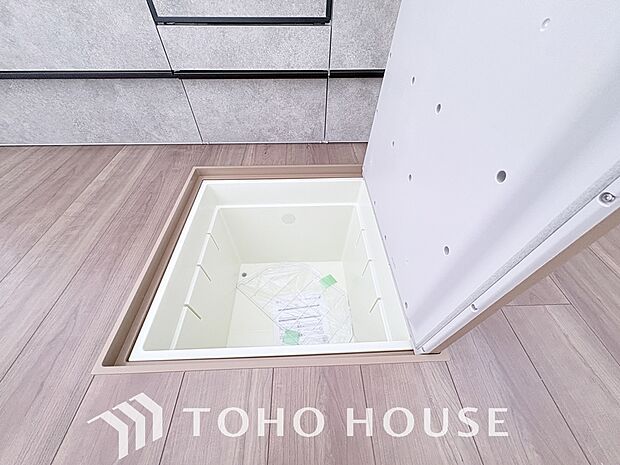 スペースを上手く活用した床下収納はあると何かと便利。食料のストック品はもちろん、掃除用具など。