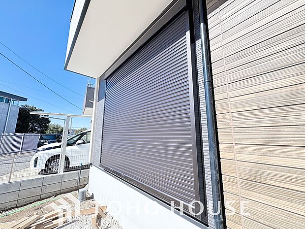 防犯機能のシャッターを完備しております。寒い冬でも中から開閉が可能ですのでラクラク便利。