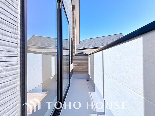 通風・採光に優れ、心地よい光と風があふれています。優しい陽射しが差し込むバルコニーとなっております。