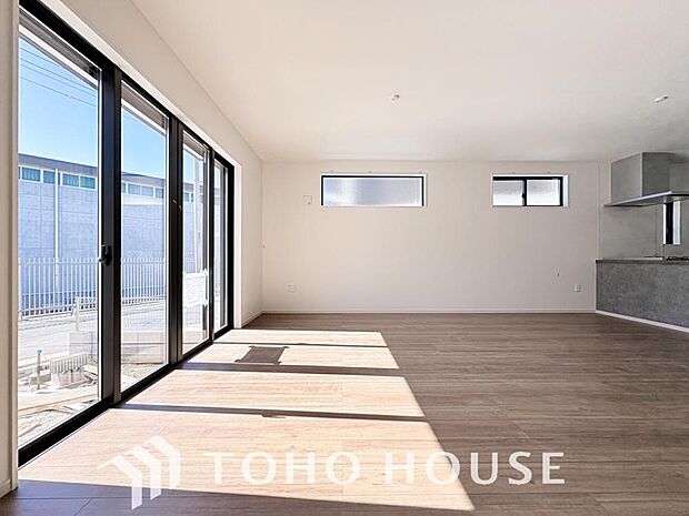 広いLDKでは家族が集まり一緒の時間を過ごせる工夫がされております。