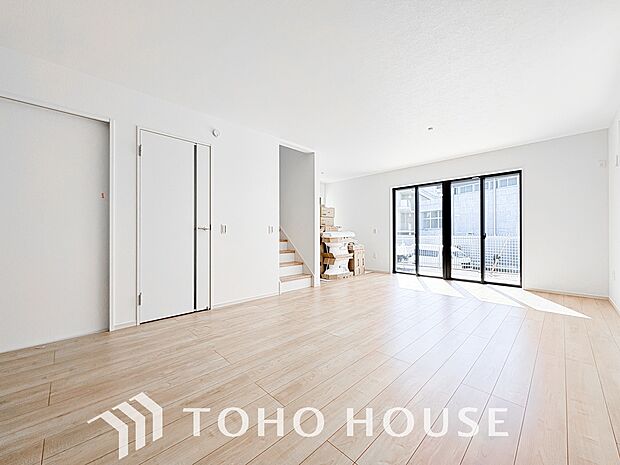 一日の中で多くの時間を過すことになるリビング。爽やかな通風と採光を存分に感じる事が出来る空間です。