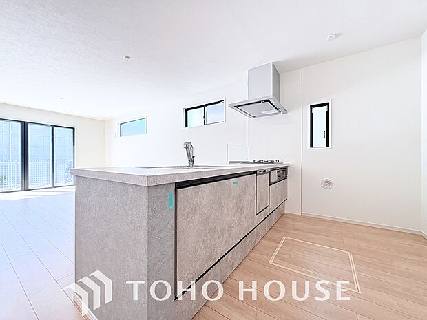 美しく使いやすいキッチン空間。優しい温もりを醸し出すキッチンは料理の為の配慮を随所に注ぎました。