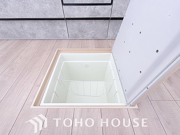 スペースを上手く活用した床下収納はあると何かと便利。食料のストック品はもちろん、掃除用具など。