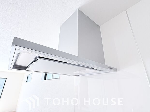 見た目すっきりのスリムタイプのレンジフード。掃除のし易さも◎です。