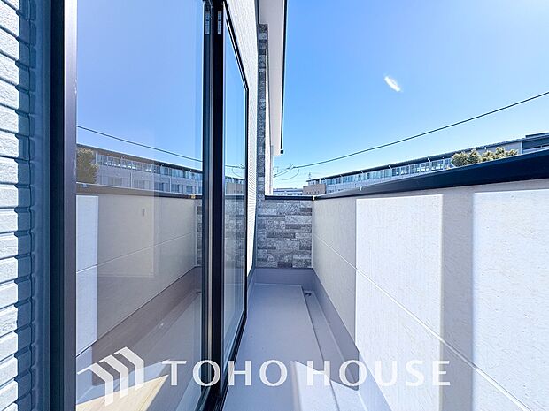 通風・採光に優れ、心地よい光と風があふれています。優しい陽射しが差し込むバルコニーとなっております。