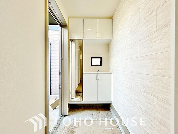 人を迎え入れる最初の場所だからこそ、清潔感がある空間にして頂ける様シューズボックスを設置しました。