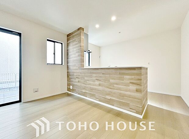 光と風があふれる開放的なリビングダイニングには自然と家族みんなが集まってきます。