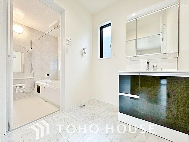 手で洗いたい大切な服など、広く使えると助かる洗面台は汚れの付きにくい形状と素材で造られております。